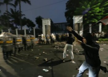 Demo di DPR Ricuh Usai Massa Pati Pulang, Polisi Bentrok dengan Massa di Slipi