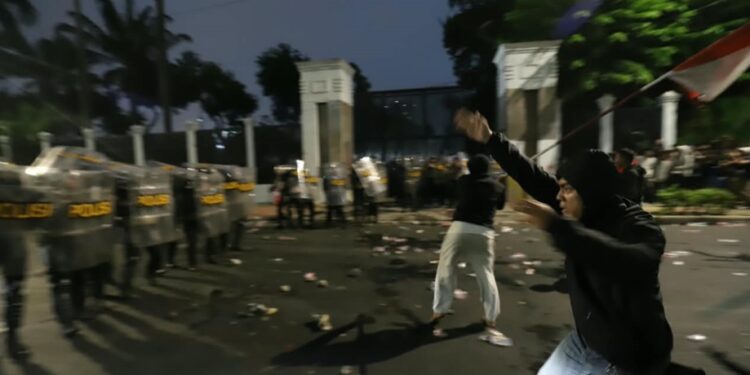 Demo di DPR Ricuh Usai Massa Pati Pulang, Polisi Bentrok dengan Massa di Slipi