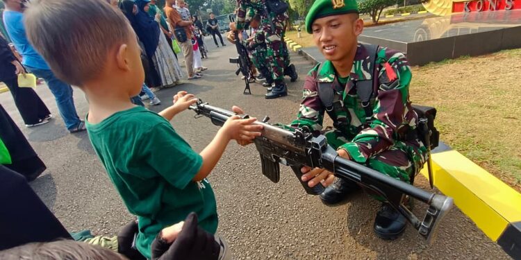 Survei Poltracking: Kepuasan Publik ke TNI Tertinggi, DPR Terendah