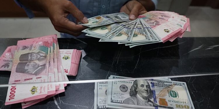 Rupiah Berhasil Bangkit Setelah Sempat Terpeleset ke Rp17.702